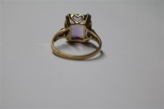 A 9ct gold and amethyst dress ring, size M.